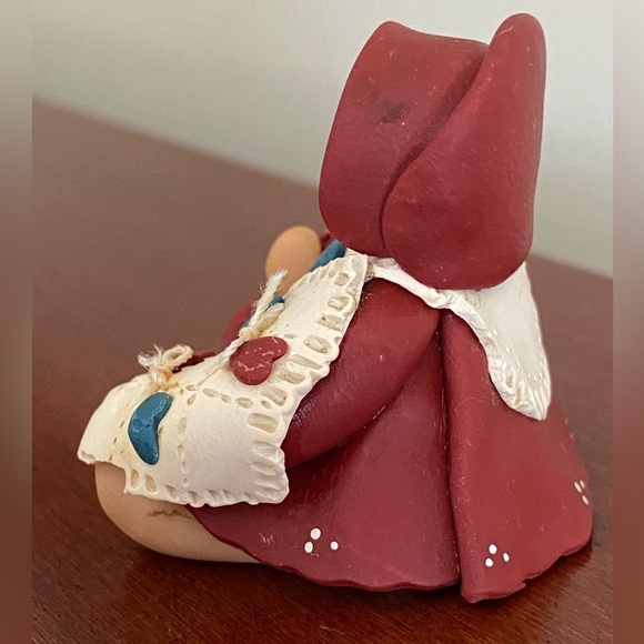 Small Clay Woman in Bonnet Sewing a Quilt - Crafting - Picture 6 of 11